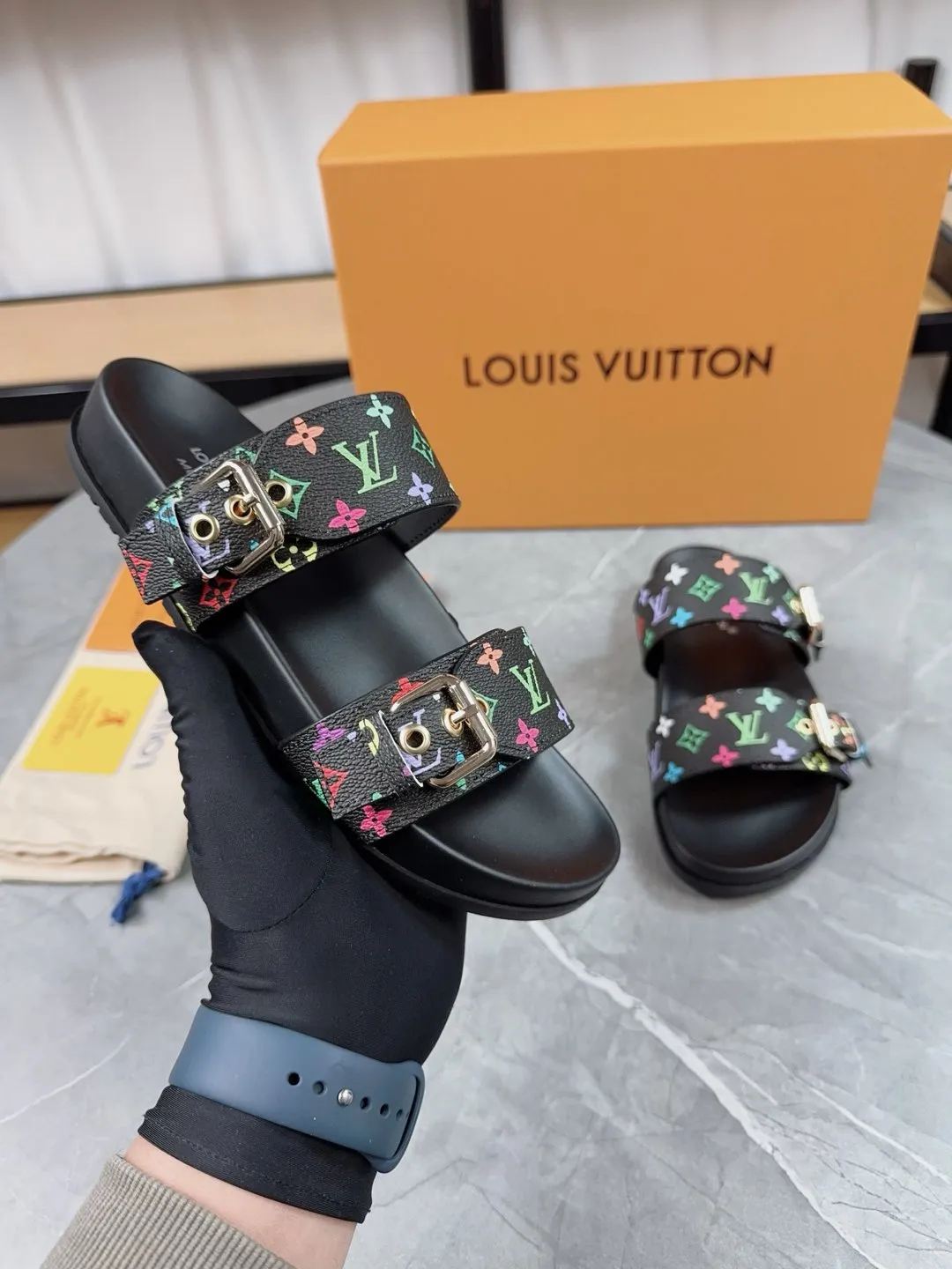 👟👟Ex-factory price 400👟👟 New slippers for spring and summer🌟The belt buckle is adjustable and elastic, full of beach style, original molded LV metal logo decoration, fashionable and beautiful, super versatile🤳🏻upper cowhide/customized imported jacquard fabric/original old-fashioned leather material, water-dyed sheepskin lining (water platform + wear-resistant velvet + rubber sole) three-layer combination outsole 🔶Size: Female 35-43 Male: 38-46